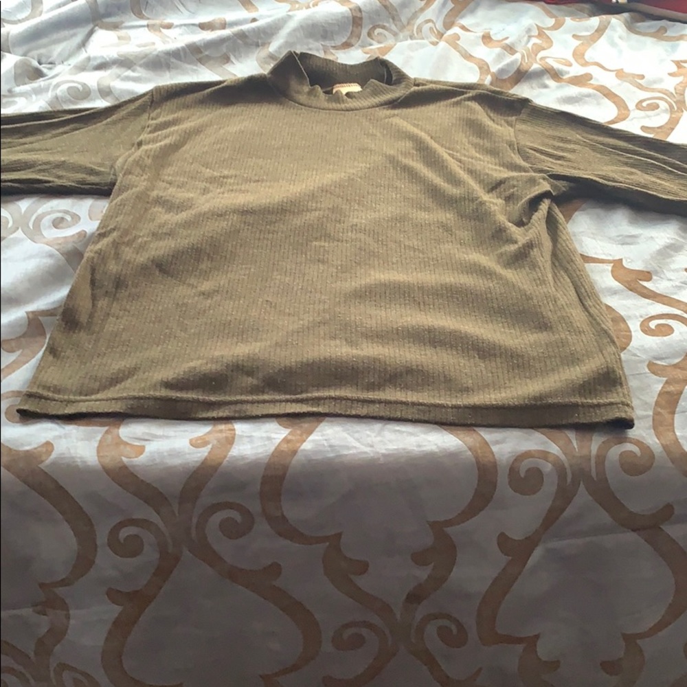 I AM SELLING MY GENTLY WORN CLOTHES.
